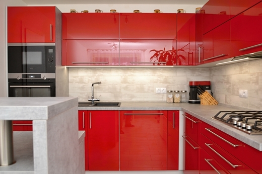 1083A_lesklá červená kuchyně do malého prostoru.jpg