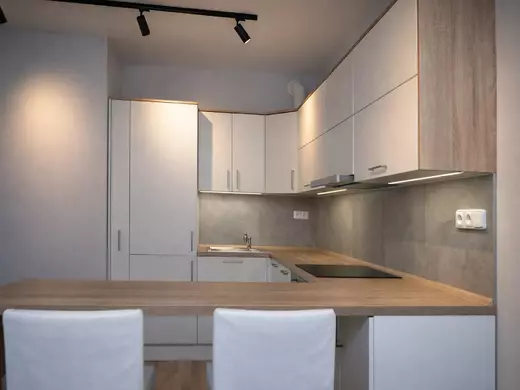 Bílá kuchyně na míru s jídelním stolem