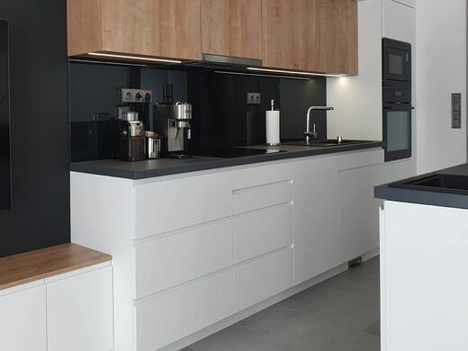 Bílá kuchyně s černým sklem.jpg