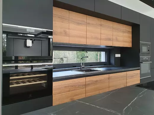 Černá kuchyně na míru u999 perfect mat