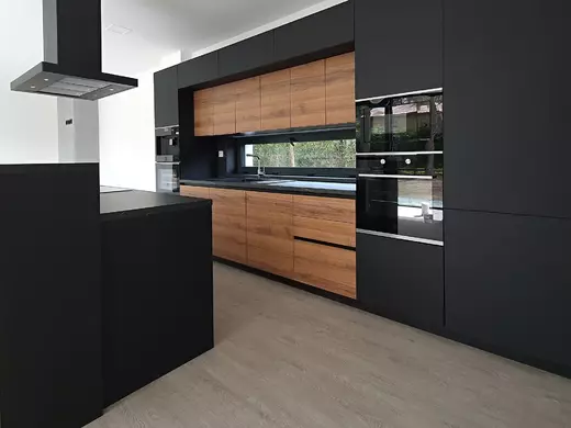 Černá kuchyně na míru u999PM a H13440 dub sherman