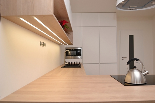 Kuchyně bez úchytek a LED osvětlení.jpg