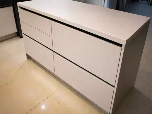 Ostrůvek do kuchyně bez úchytek