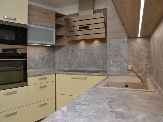 Kuchyně na zakázku vanilka a dub H1145 Praha 7.jpg