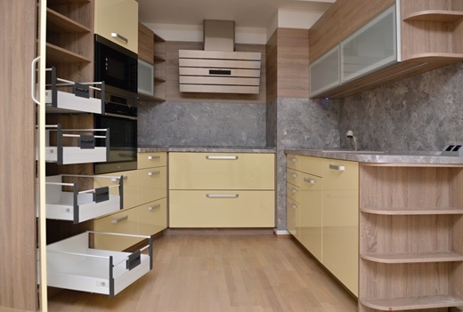 Kuchyně na zakázku vanilka lesk Praha 7 potravinové zásuvky.jpg