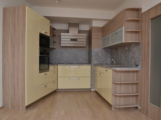 Kuchyně na zakázku vanilka lesk Praha 7 šikmý roh.jpg