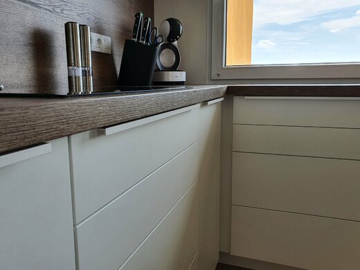 Kuchyně s úchyty do hrany dvířka.jpg