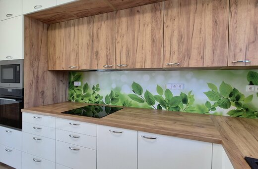 Lakovaná bílá kuchyně vysoký lesk dvířka dub