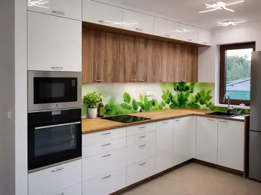 Bílá kuchyně vysoký lesk až do stropu