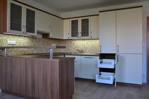 Lakovaná kuchyně na míru Praha 4 Krč_02.jpg