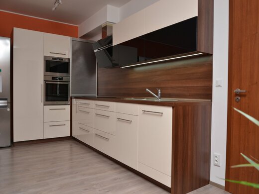 Lesklá kuchyně na míru Praha Čakovice.jpg