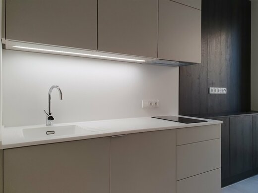 Malá kuchyně s pracovní deskou corian Praha 3.jpg