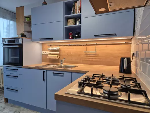 Modrá kuchyně z lamina do bytu