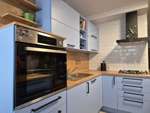 Modrá kuchyně z lamina do bytu