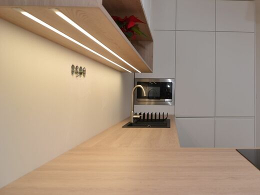 rohova-kuchyne-na-zakazku-osvetleni-pracovni-desky.jpg