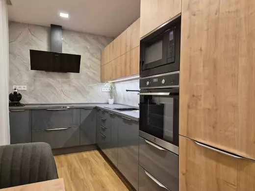 šedá kuchyně s lakovanými dvířky Praha 3