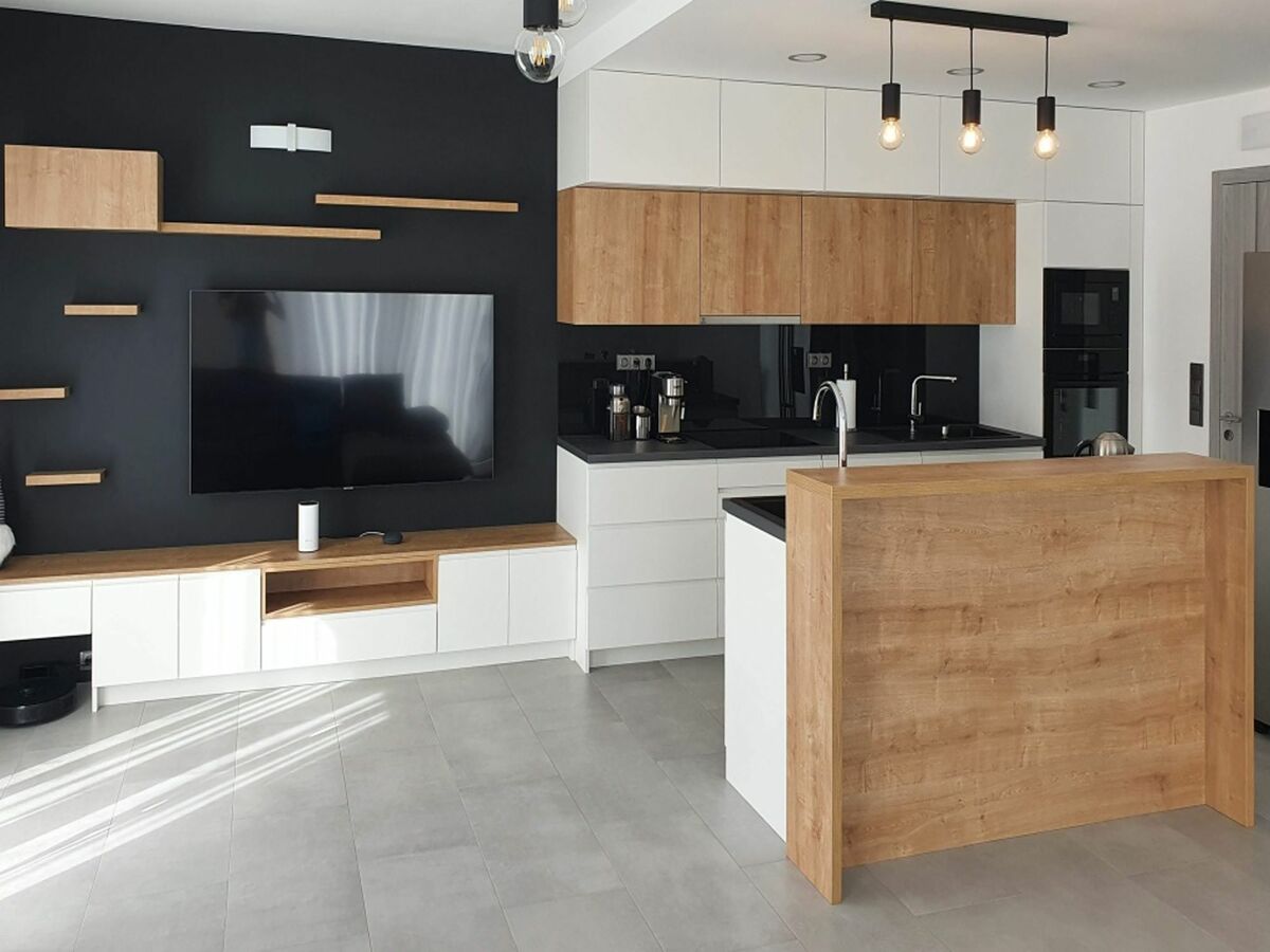 Kuchyně spojená s obývákem se skříňkami až do stropu .jpg