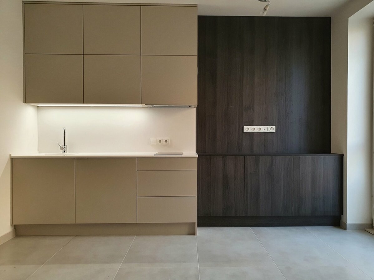 Malá kuchyně s pracovní deskou corian Praha.jpg